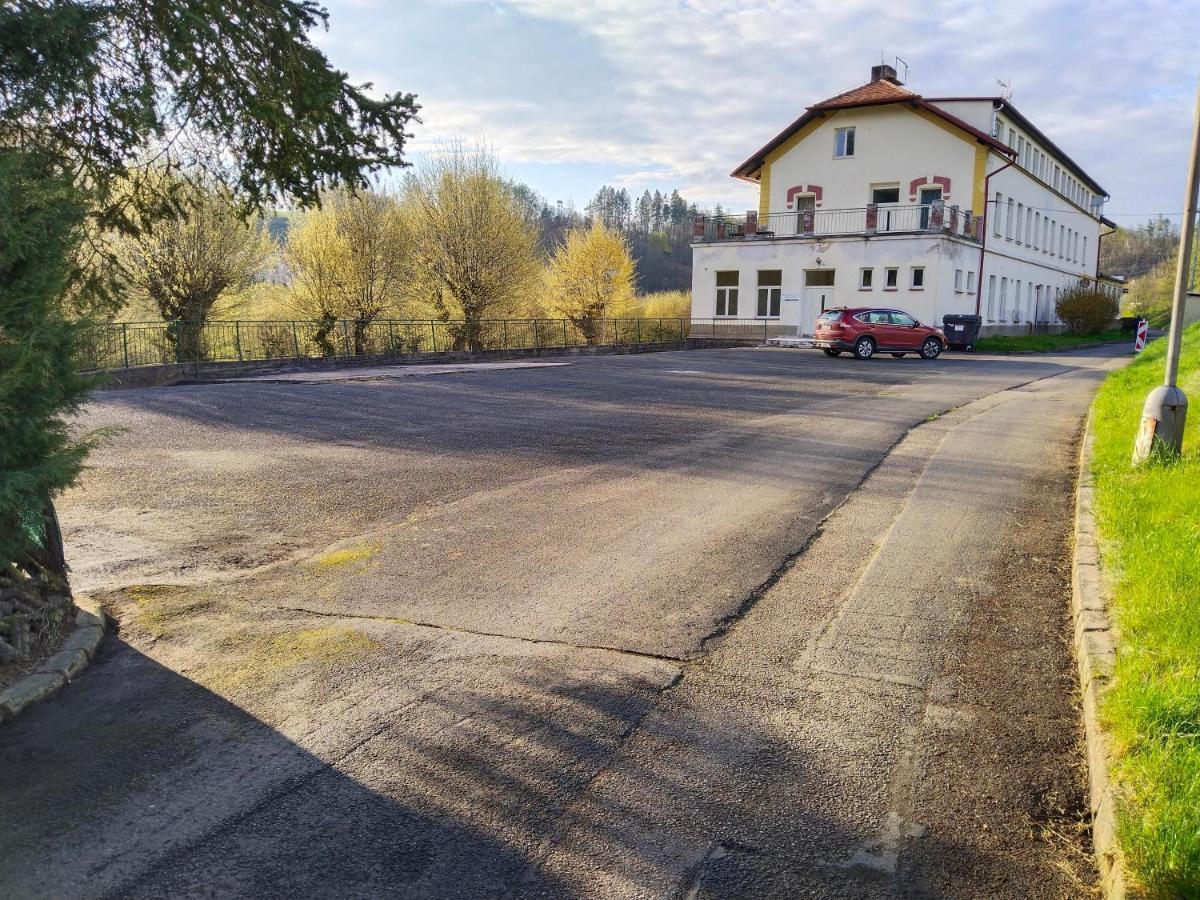 Pension V Parku Cesky Sternberk Bagian luar foto