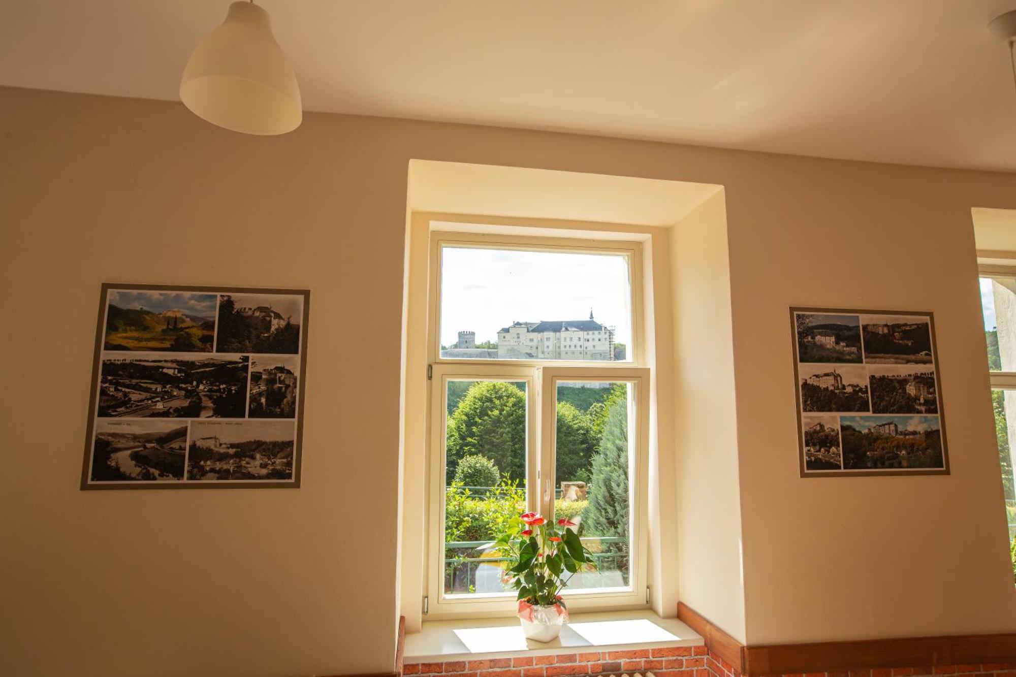 Pension V Parku Cesky Sternberk Bagian luar foto