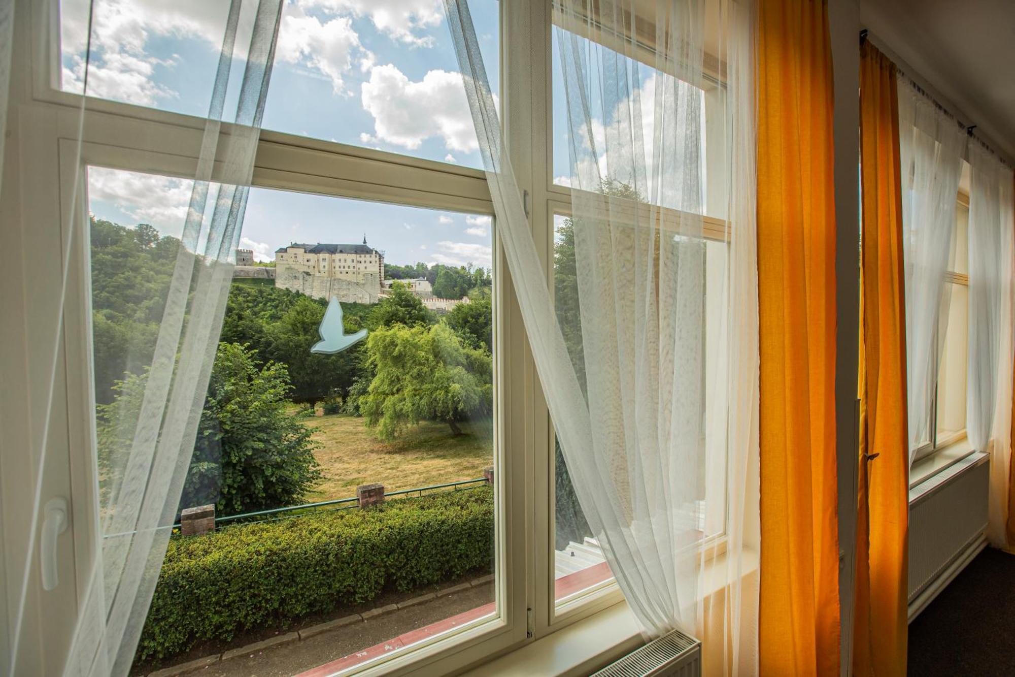 Pension V Parku Cesky Sternberk Bagian luar foto