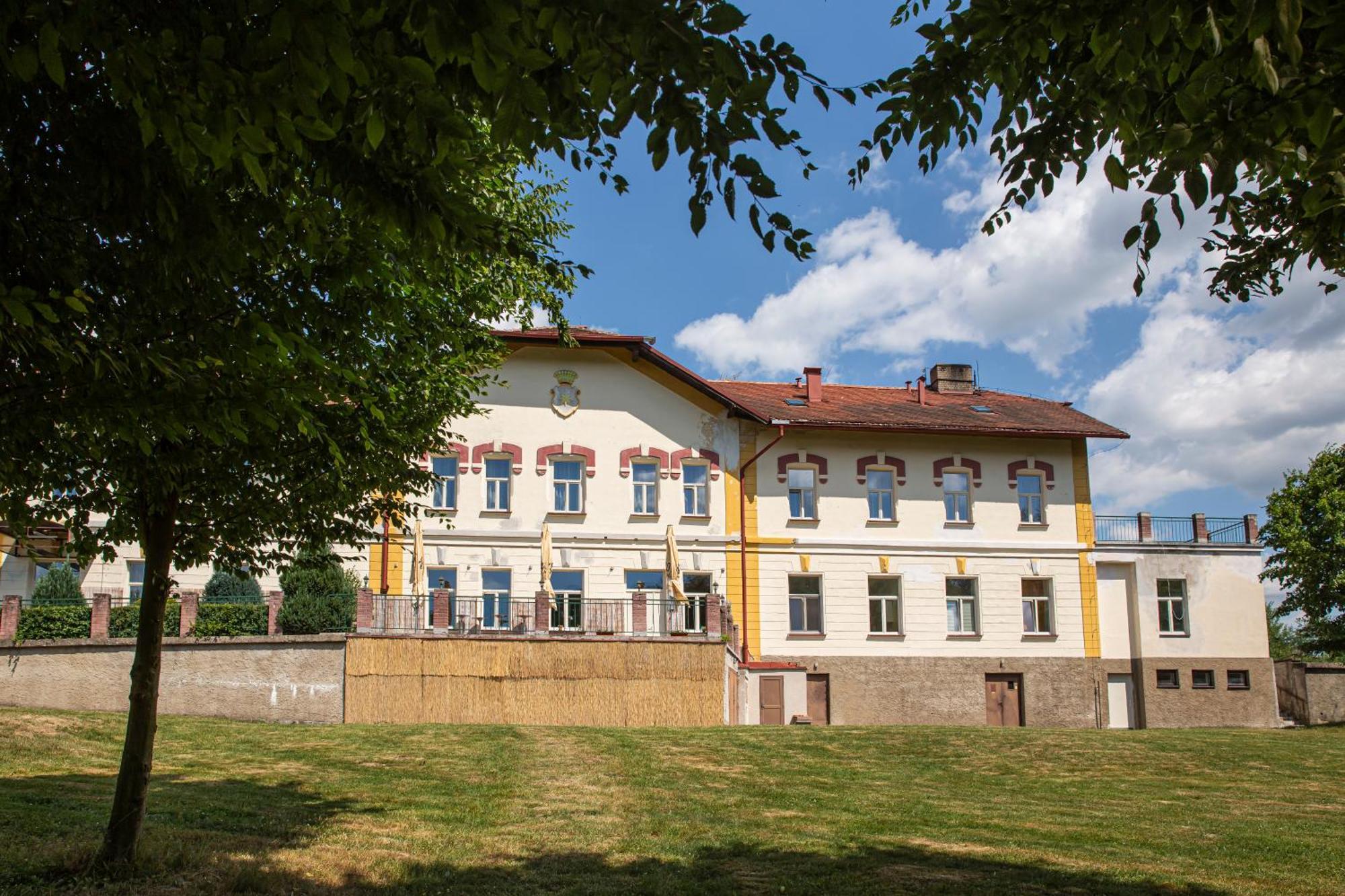 Pension V Parku Cesky Sternberk Bagian luar foto