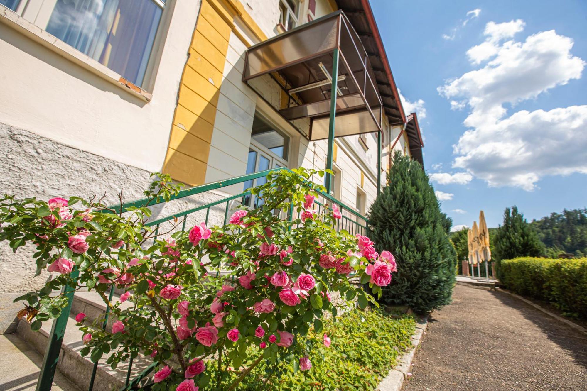 Pension V Parku Cesky Sternberk Bagian luar foto
