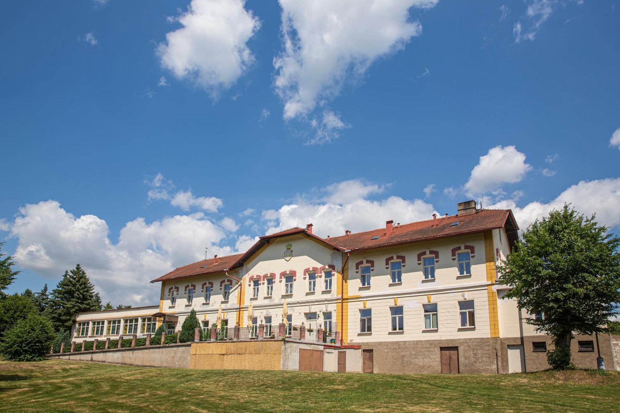 Pension V Parku Cesky Sternberk Bagian luar foto