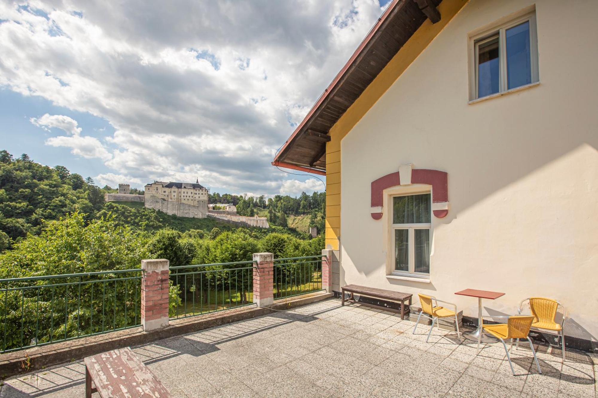 Pension V Parku Cesky Sternberk Bagian luar foto
